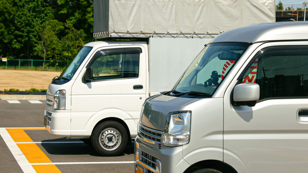 駐車場に並ぶ2台の車