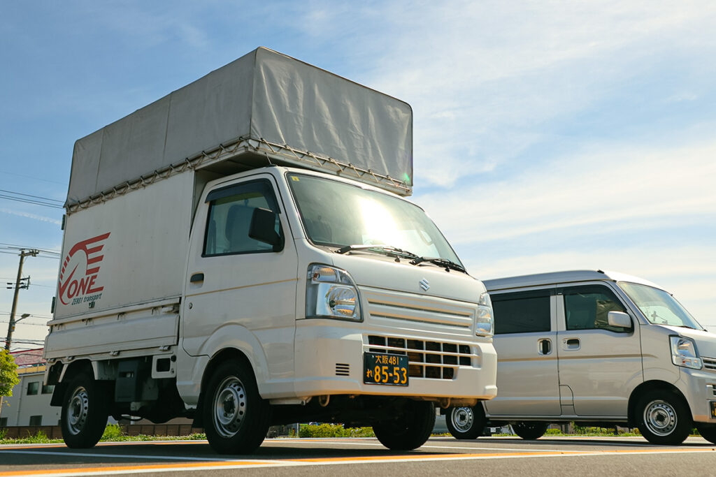 駐車場に停められた軽トラック